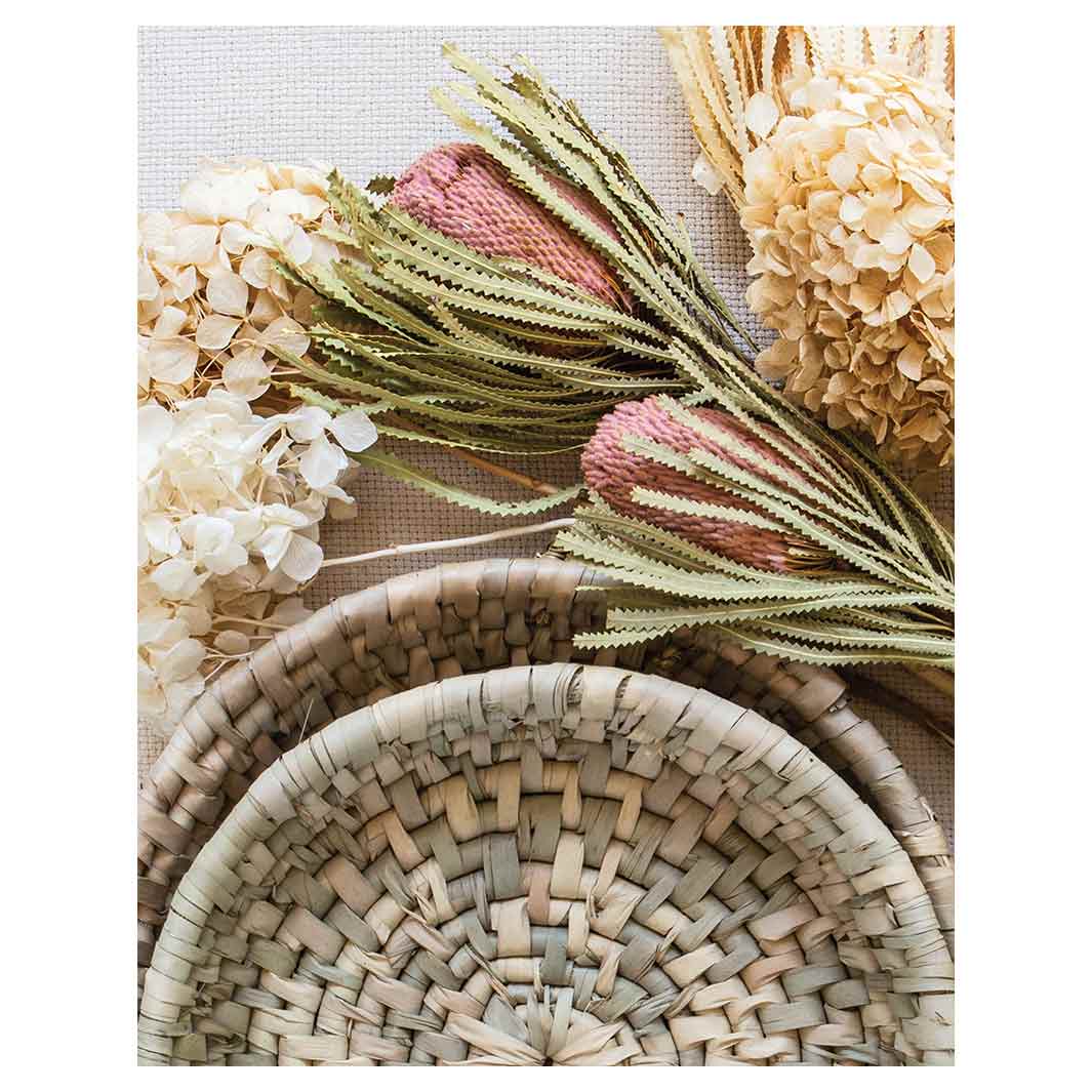 FLORAL CREAM AND GREY BASKET WITH PINK BANKSEAS FLEECE BLANKET