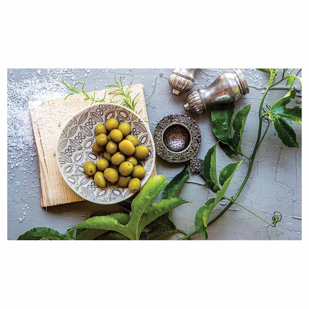 NATURAL SILVER SALT SHAKERS WITH GREEN OLIVES TABLECLOTH