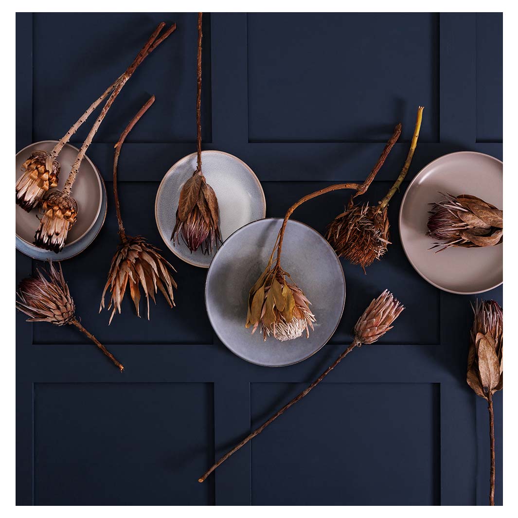 GOLDEN PROTEA AND PLATES TABLECLOTH