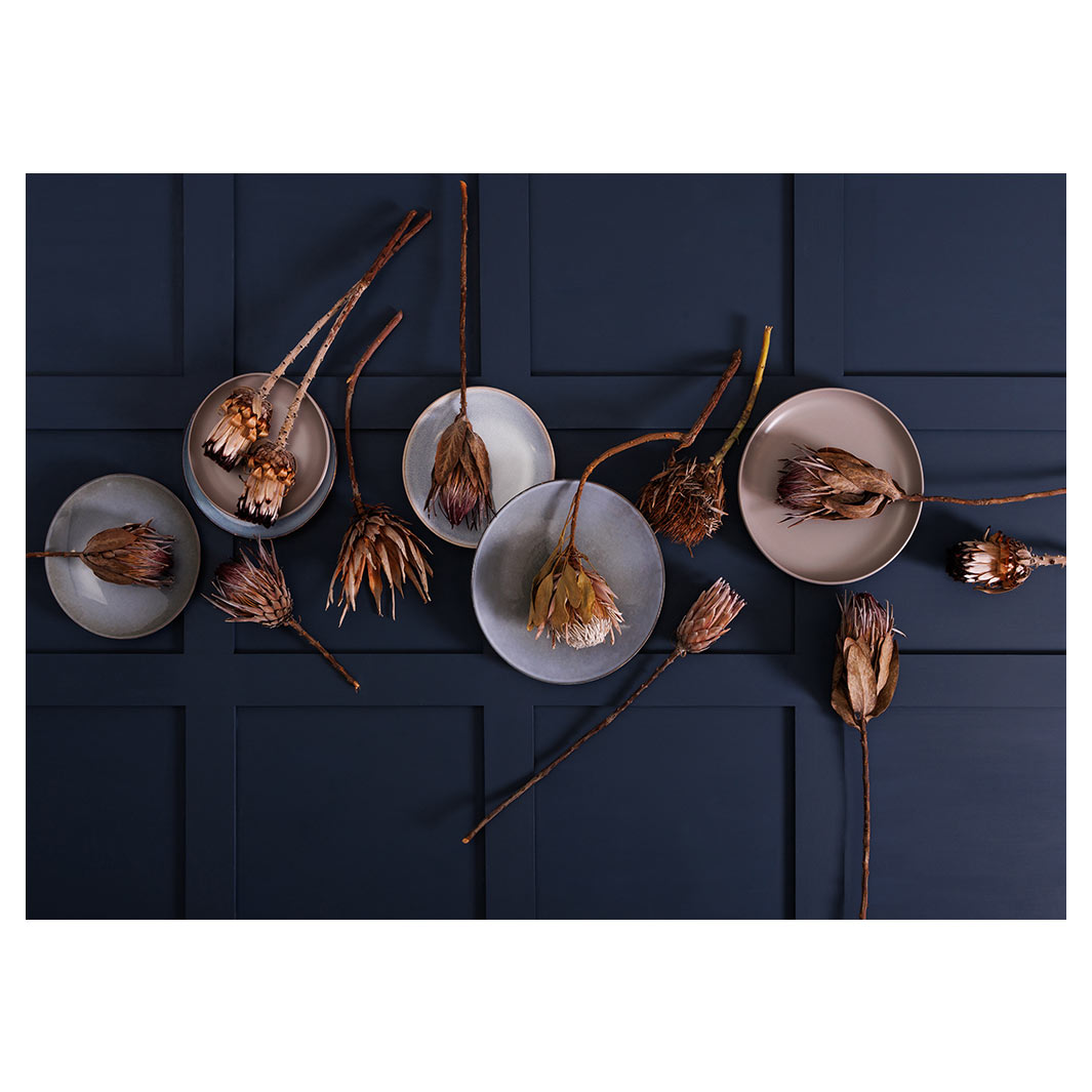 GOLDEN PROTEA AND PLATES TABLECLOTH