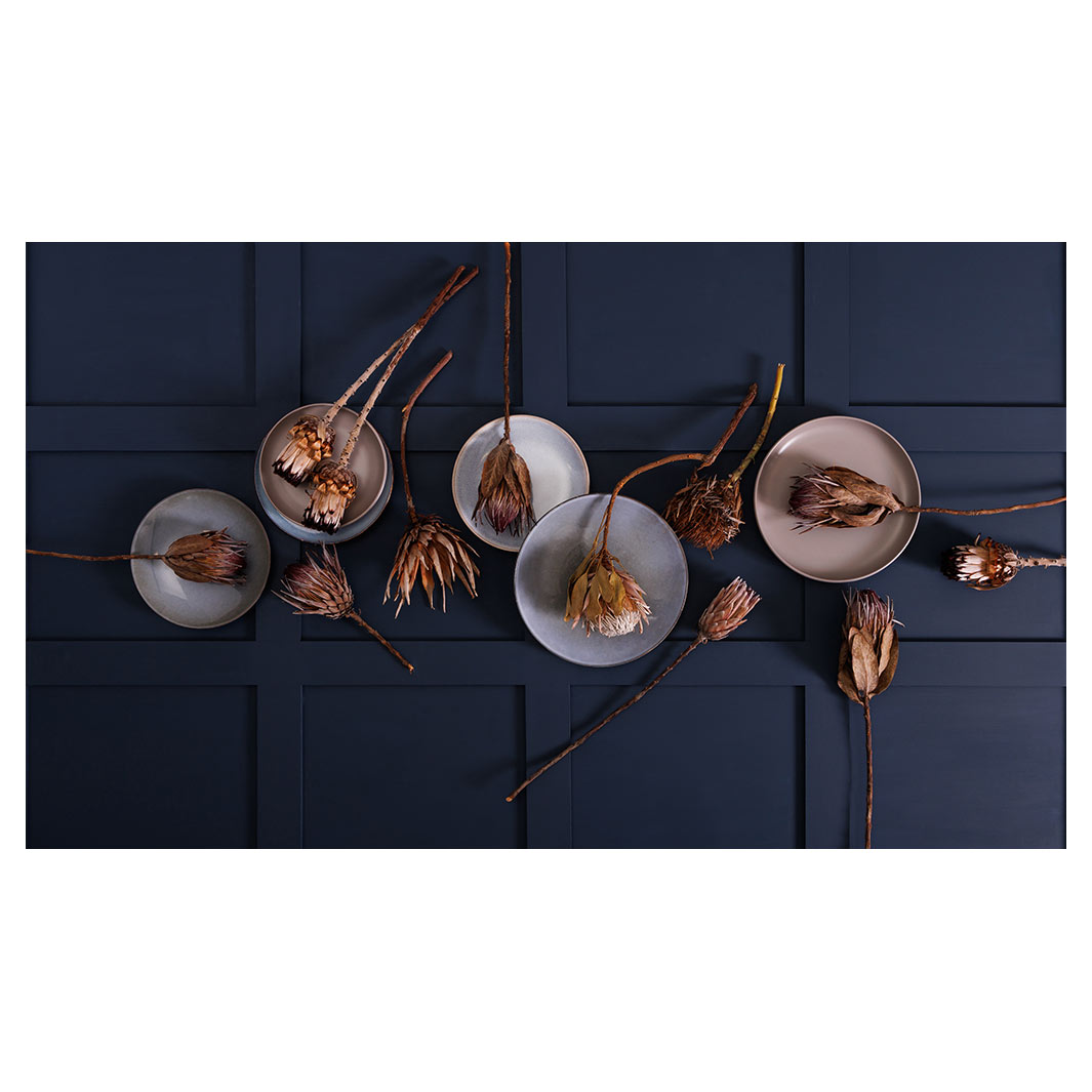 GOLDEN PROTEA AND PLATES TABLECLOTH