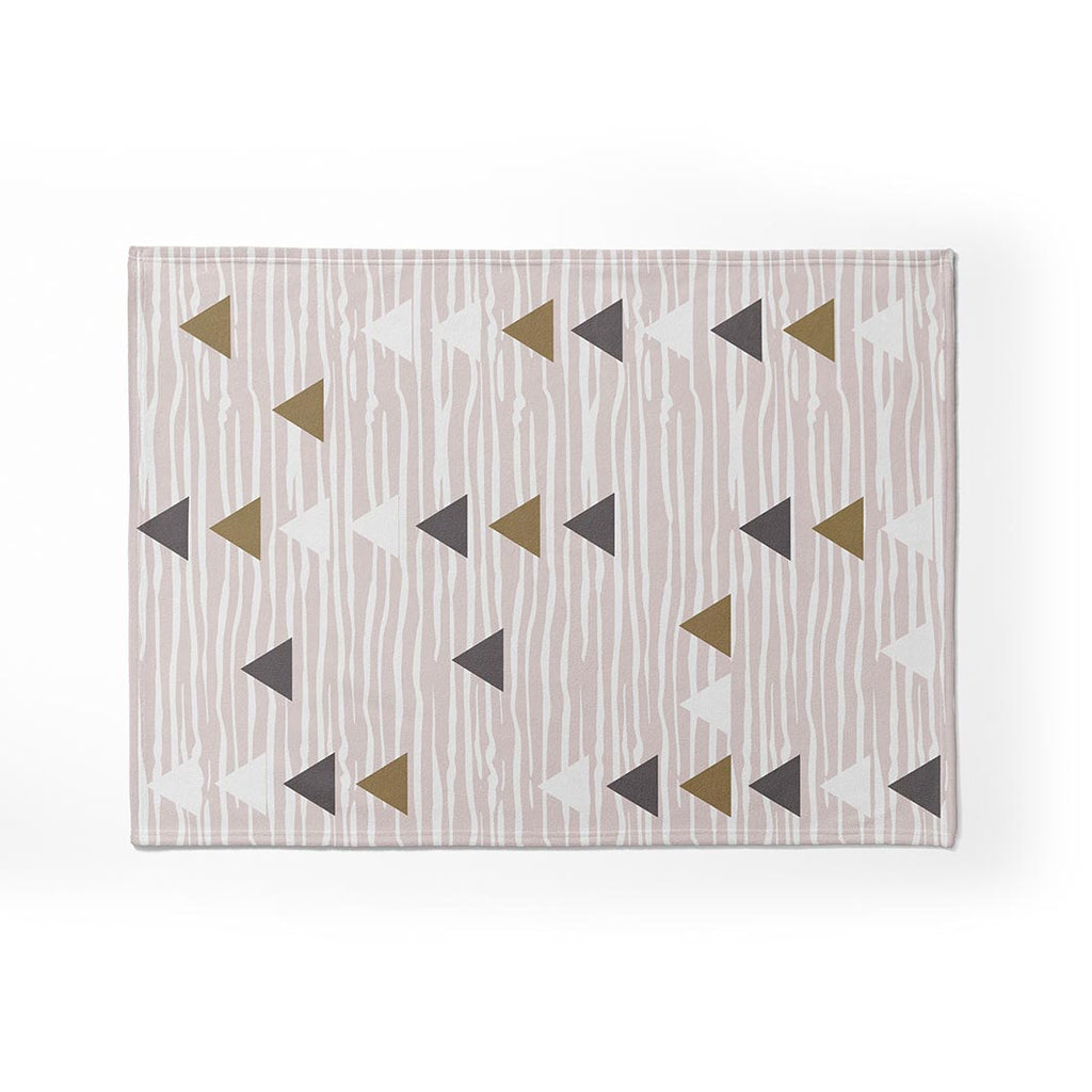 KIDS PINK TRIANGLE PATTERN FLEECE BLANKET