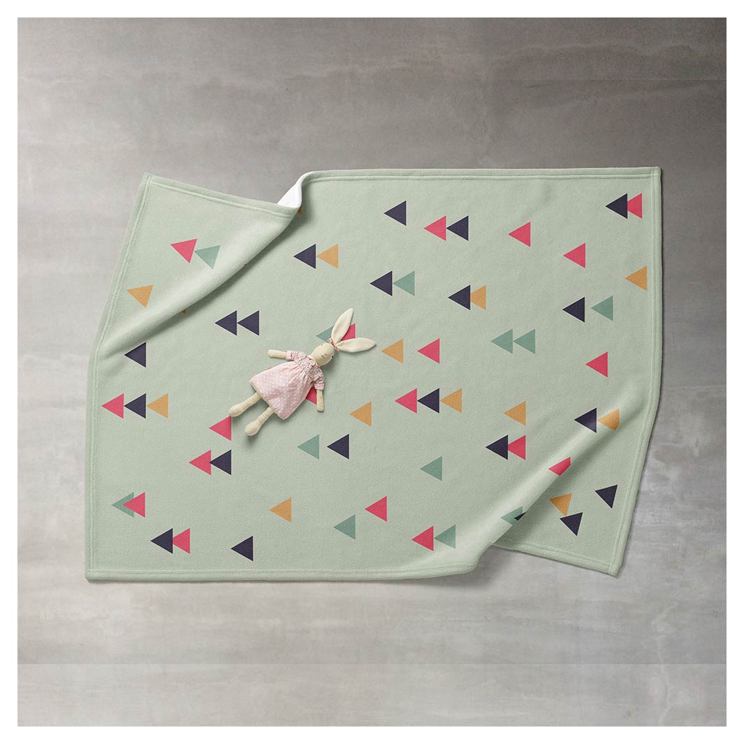 KIDS MULTI COLOUR TRIANGLE PATTERN FLEECE BLANKET