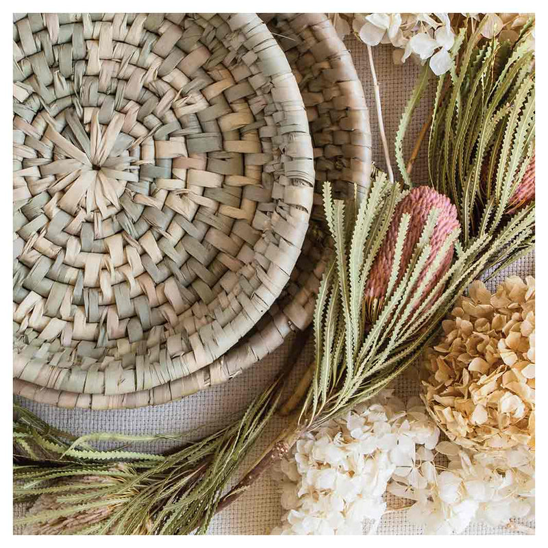 FLORAL CREAM AND GREY BASKET WITH PINK BANKSEAS NAPKIN