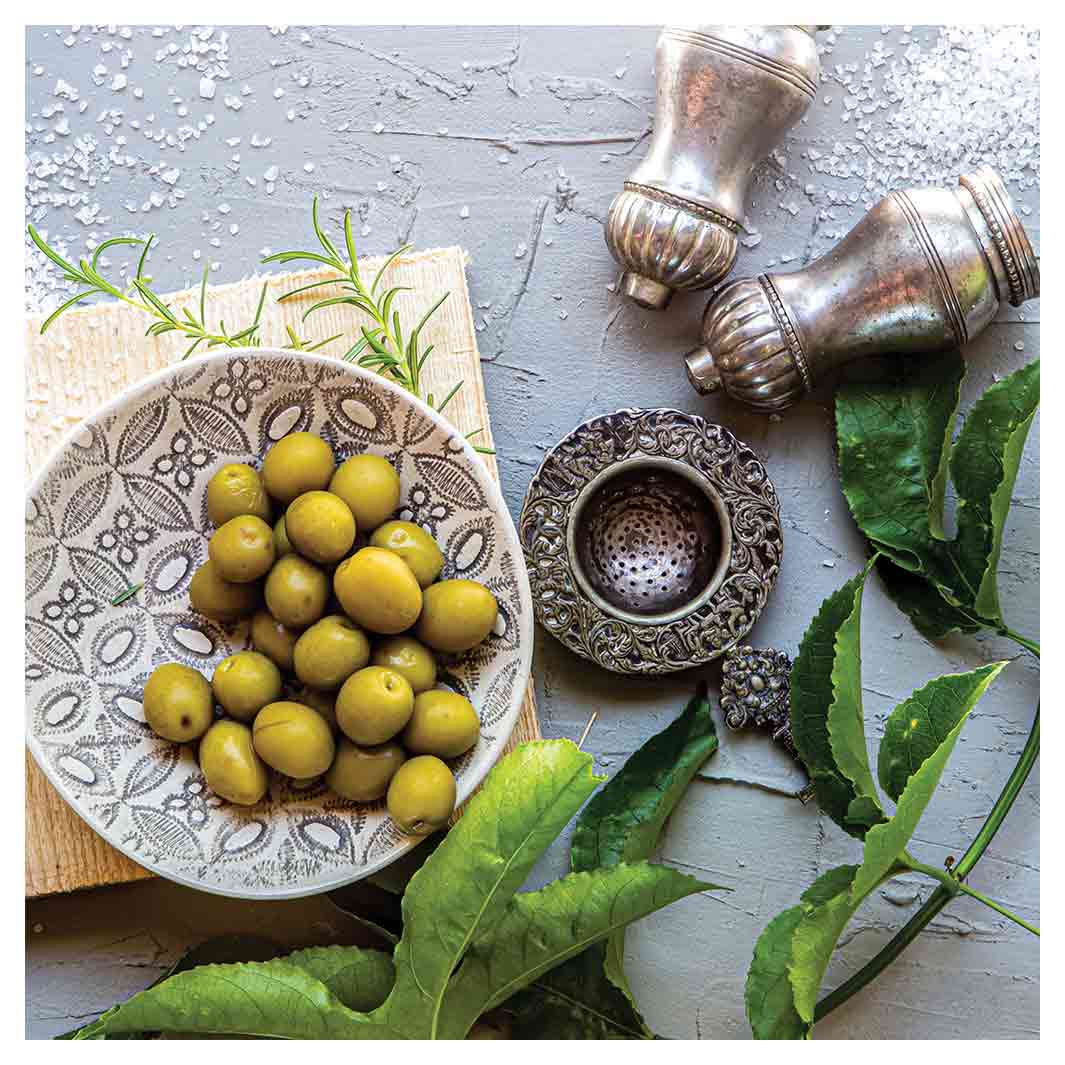 NATURAL SILVER SALT SHAKERS WITH GREEN OLIVES NAPKIN