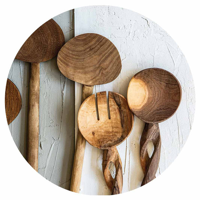 NATURAL BROWN WOODEN SPOONS ON GREY AND WHITE ROUND COASTER