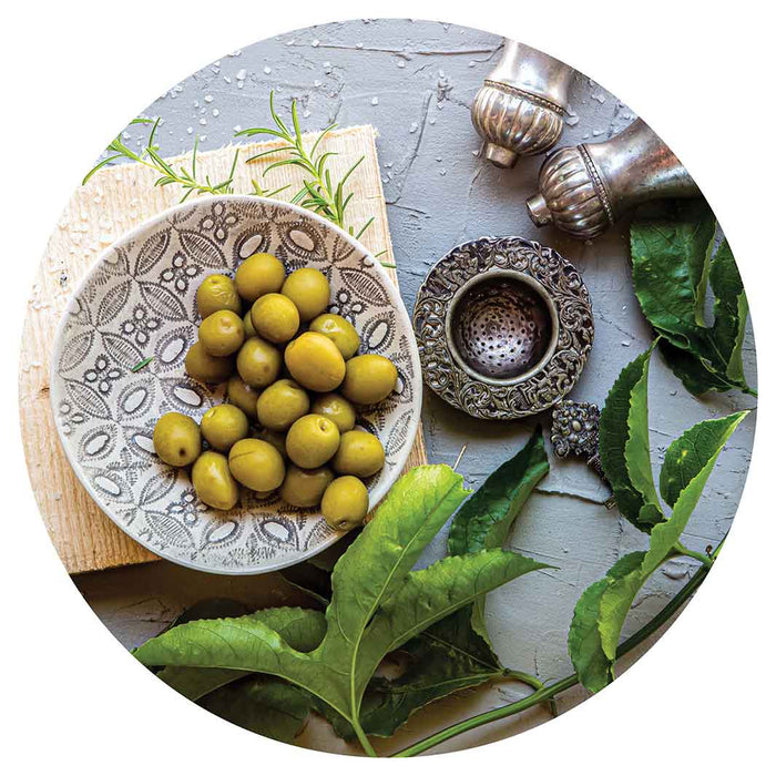 NATURAL SILVER SALT SHAKERS WITH GREEN OLIVES ROUND PLACEMAT