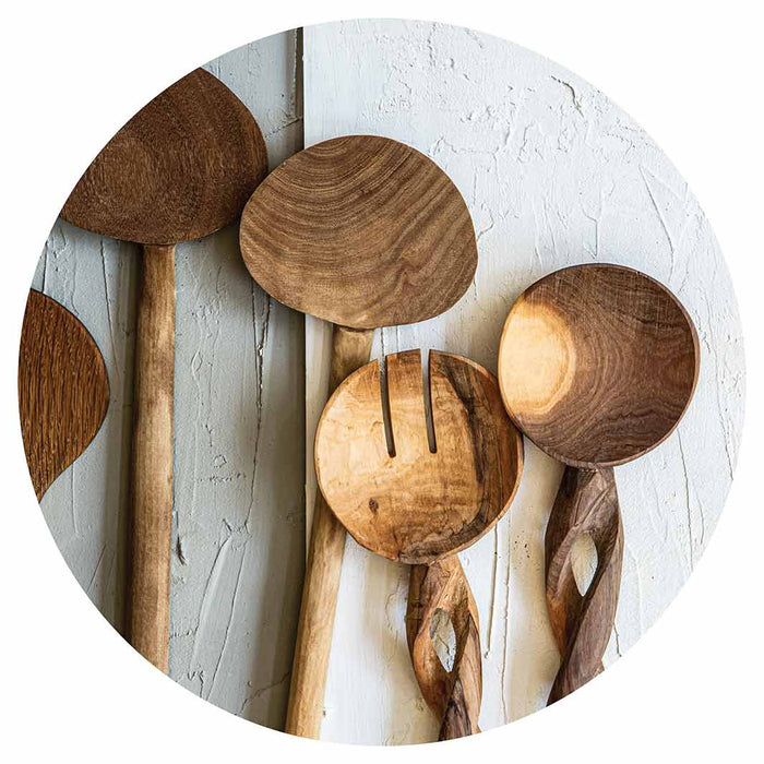 NATURAL BROWN WOODEN SPOONS ON GREY AND WHITE ROUND PLACEMAT